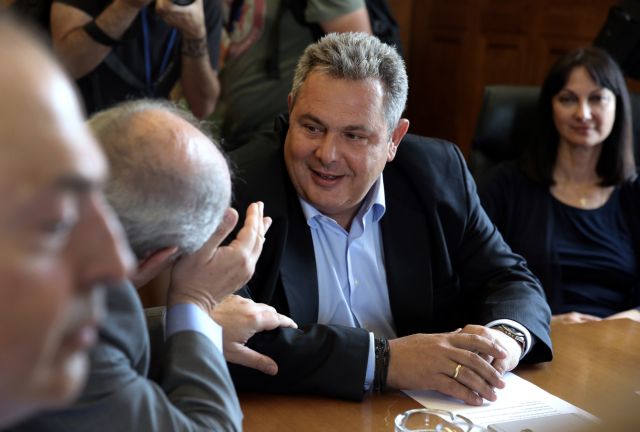 Επαρση σημαίας από τον Καμμένο πριν το τετ α τετ με τον Τσίπρα