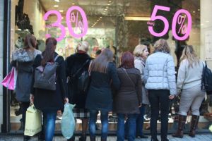 Ανοιχτά τα καταστήματα την Κυριακή : Το ωράριο λειτουργίας