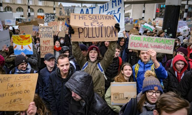 Βρυξέλλες: Ξανά στους δρόμους χιλιάδες νέοι για το κλίμα