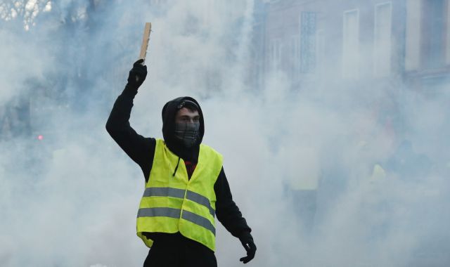 Γαλλία: Τα «κίτρινα γιλέκα» βάζουν ξανά φωτιά στο Παρίσι