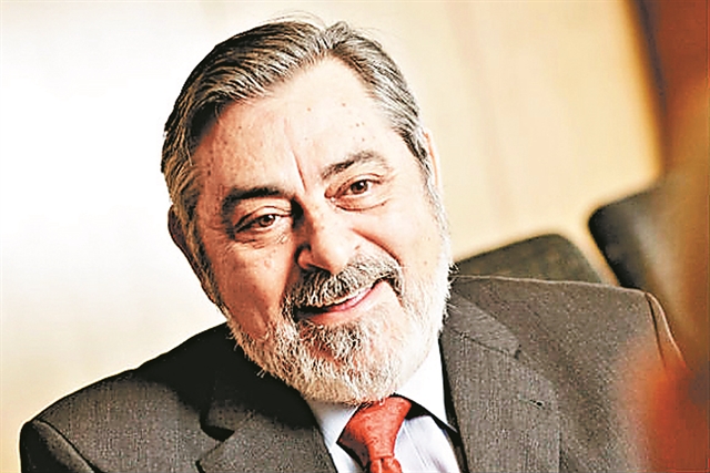 Ο Ελληνας που έμαθε τις τράπεζες να… σκέφτονται