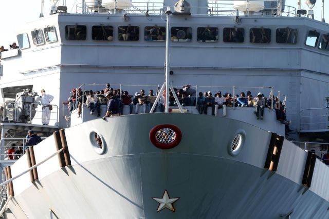 ΕΕ: Αναζητείται λιμάνι για 49 μετανάστες που βρίσκονται σε πλοία MKO