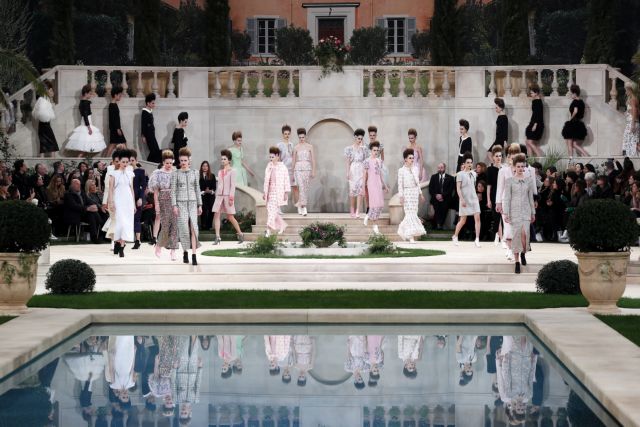 Χωρίς τον Καρλ Λάγκερφλεντ έγιναν τα ντεφιλέ της Chanel