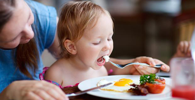 Πως θα μάθεις το παιδί σου να τρώει το αβγό του
