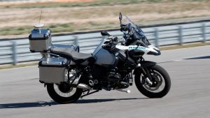 H BMW παρουσίασε την πρώτη μοτοσικλέτα που κινείται χωρίς αναβάτη