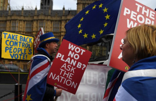 Βρετανία: Αίτηση μέσω κινητού για καθεστώς μόνιμου κατοίκου εν όψει Brexit