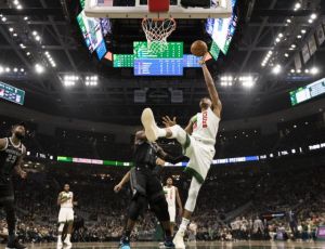 Ασταμάτητοι και το 2019 Αντετοκούνμπο και Μπακς