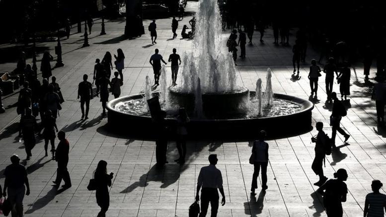 Συναγερμός για το δημογραφικό: Η κρίση αποδεκάτισε τον ελληνικό πληθυσμό