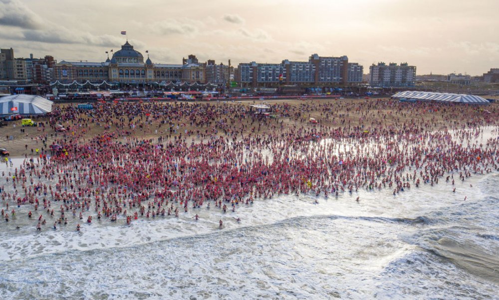 Πρωτοχρονιά 2019: Παγωμένη βουτιά για χιλιάδες Ολλανδούς στη Βόρεια Θάλασσα