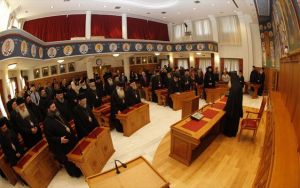 Εμμένει στο καθεστώς της μισθοδοσίας των κληρικών