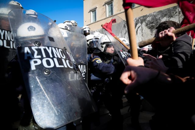 Ενταση στο συλλαλητήριο των εκπαιδευτικών (Εικόνες)