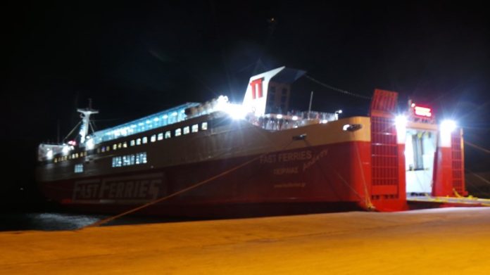 Μηχανική βλάβη στο Fast Ferries Andros – Επιστρέφει στη Ραφήνα