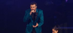 Αγριο ξύλο στο κέντρο που τραγουδά ο Γιώργος Σαμπάνης