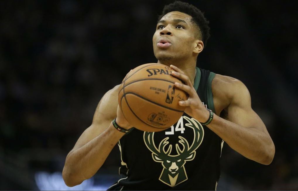 Ετσι διέλυσε τους Χοκς ο Γιάννης Αντετοκούνμπο! (vid)