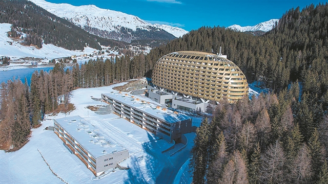 Στο Νταβός με δασκάλους γιόγκα και μπάτλερ