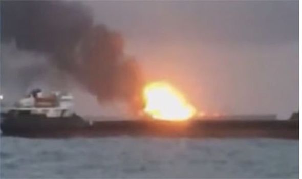 Στις φλόγες δύο πλοία στην Κριμαία – Περισυνέλεξαν δέκα νεκρούς