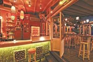 Low Bar (Χαρ. Τρικούπη 146 και Στροφυλίου)