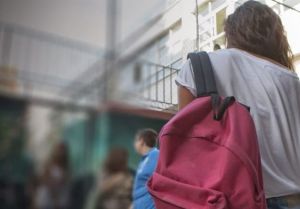 Μαθήτρια διάβαζε στο πεζοδρόμιο γιατί είχαν κόψει το ρεύμα στο σπίτι της