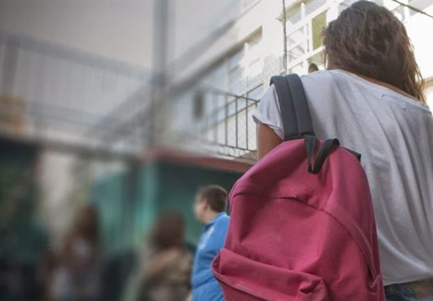 Μαθήτρια διάβαζε στο πεζοδρόμιο γιατί είχαν κόψει το ρεύμα στο σπίτι της