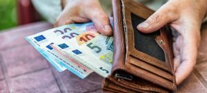 Αφορολόγητο : Πώς θα χάσουν χιλιάδες εργαζόμενοι τις αυξήσεις στους μισθούς (πίνακας)