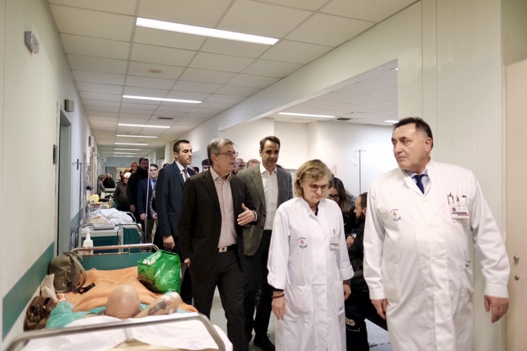 Αιφνιδιαστική επίσκεψη Μητσοτάκη στο νοσοκομείο «Αττικόν»