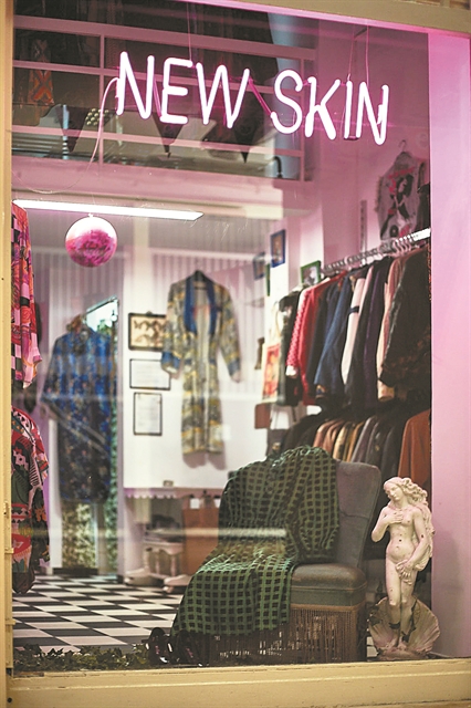 New Skin, Στοά Παλλάδος