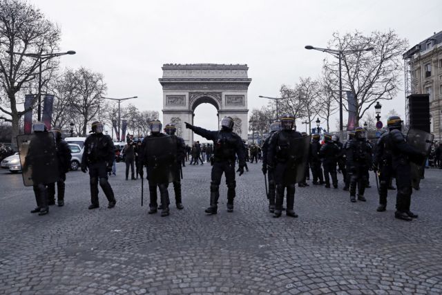 Παρίσι : Ανατροπή της κυβέρνησης απεργάζονται τα κίτρινα γιλέκα
