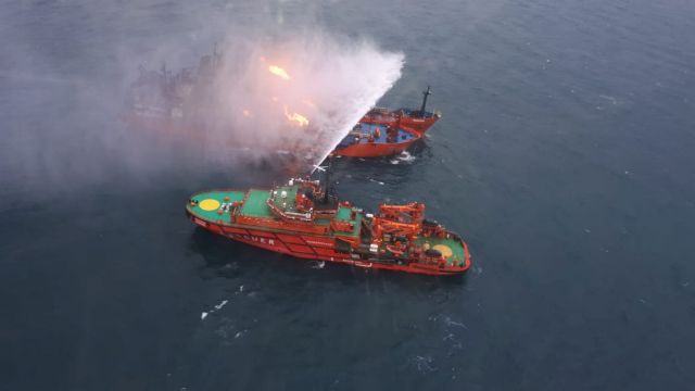 Ρωσία: 20 ναυτικοί εκτιμάται ότι έχασαν τη ζωή τους μετά από πυρκαγιά σε πλοία στην Κριμαία