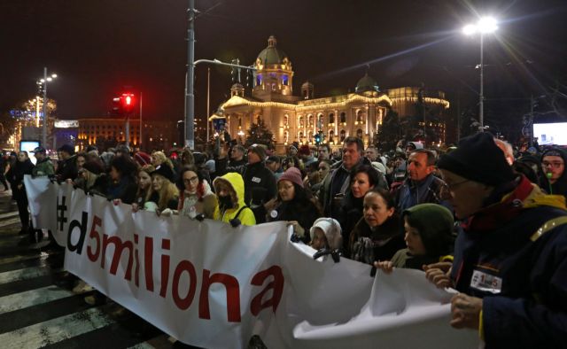 Χιλιάδες Σέρβοι διαδήλωσαν κατά του Βούτσιτς στο Βελιγράδι