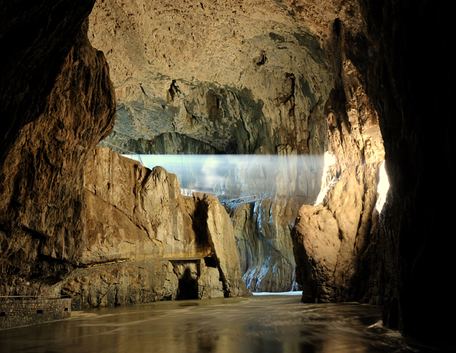 Σλοβενία: Αποκαλυπτικά για τη λειτουργία των υδάτινων ρευμάτων δυο πηγάδια στα σπήλαια Σκόκγιαν