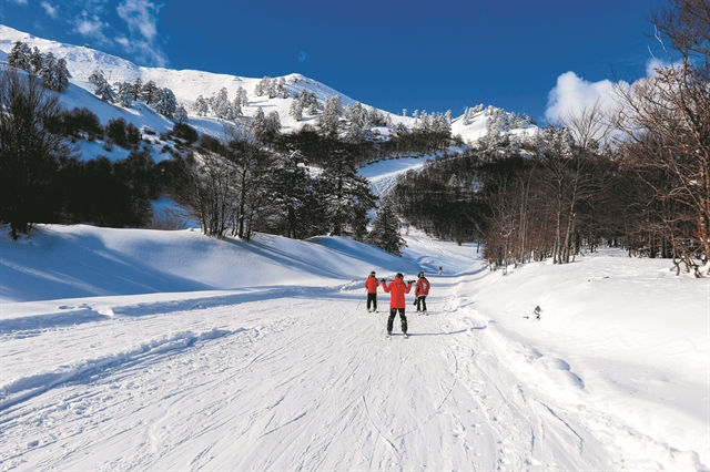 Ψάχνουν για… άσπρη μέρα στα χιονοδρομικά