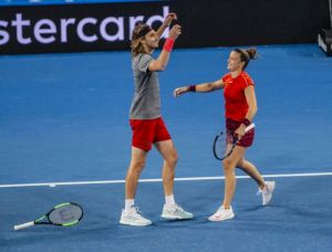 Τσιτσιπάς και Σάκκαρη ολοκλήρωσαν με νίκη τις υποχρεώσεις τους