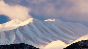 Κρήτη: Η αφρικανική σκόνη «έβαψε» τα χιονισμένα Λευκά Ορη