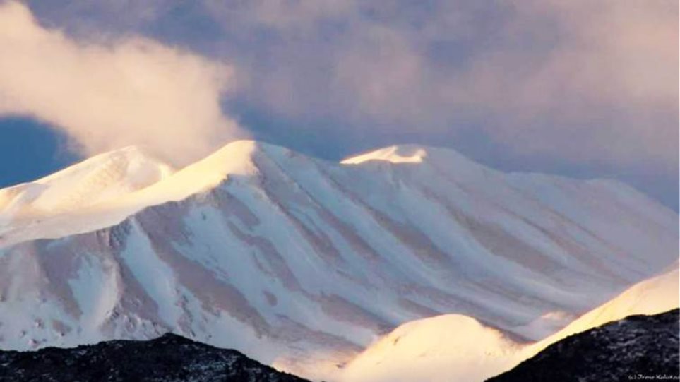 Κρήτη: Η αφρικανική σκόνη «έβαψε» τα χιονισμένα Λευκά Ορη