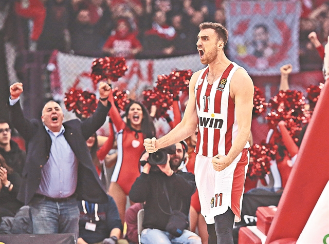 Στέκεται στο ύψος του