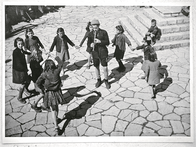 Ας κρατήσουν οι χοροί