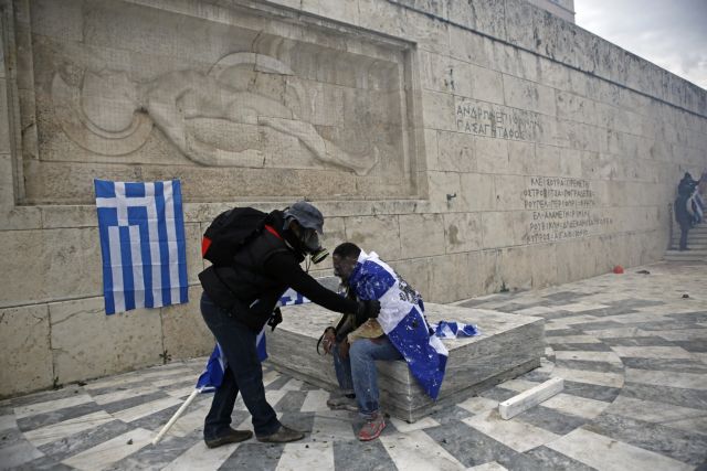 Ελληνας ο «αφρικανός» που συγκρουόταν με τα ΜΑΤ έξω από τη Βουλή