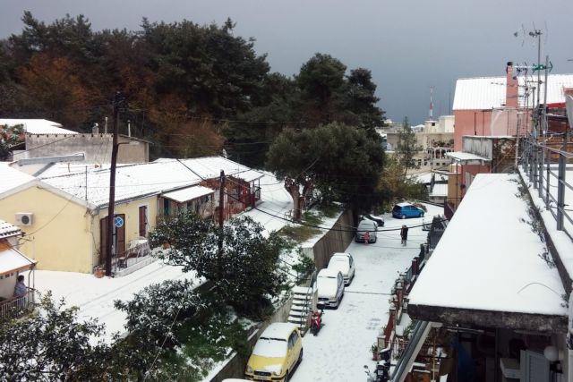 Χιονόπτωση στην Κέρκυρα – Εμειναν από μπαταρία πολλά ΙΧ