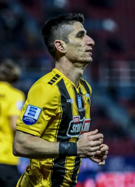 Με το χέρι στην καρδιά