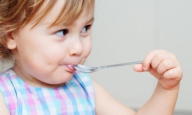 Πως θα μάθεις το παιδί σου να τρώει μόνο του
