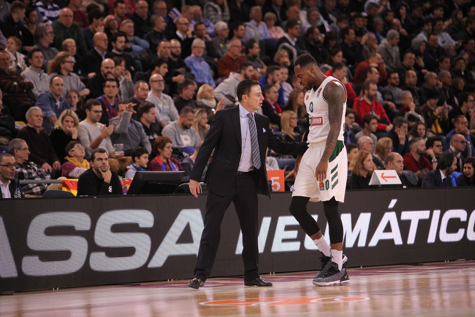 «Τρελάθηκε» ο Πιτίνο: Εδειξε σε δημοσιογράφο πως παίρνουν τα ριμπάουντ