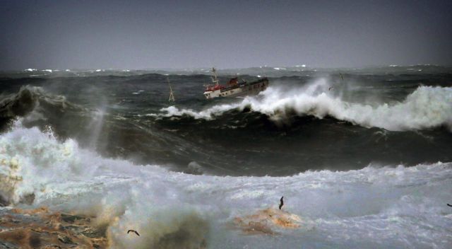 Συναγερμός στη Β. Θάλασσα: Κοντέινερ με επικίνδυνο φορτίο έπεσαν στα νερά