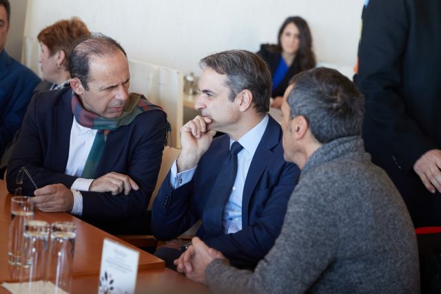 Επίσκεψη Μητσοτάκη στους πυρόπληκτους της Ραφήνας