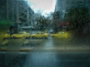 Καλάβρυτα: Πλημμύρα απείλησε δυο μαθητές σε ταξί