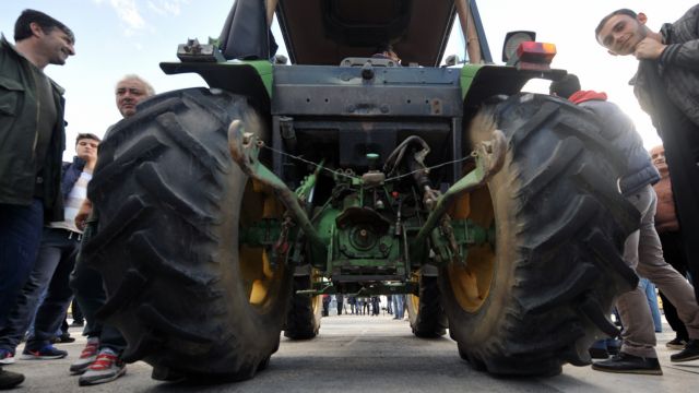 Μπλόκα στην Εθνική Οδό στήνουν οι αγρότες