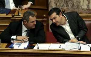 Le Monde: Παρτίδα πολιτικού πόκερ η αποχώρηση Καμμένου