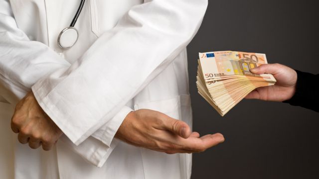 Θεσσαλονίκη : Συνελήφθη γιατρός για φακελάκι 1.000 ευρώ