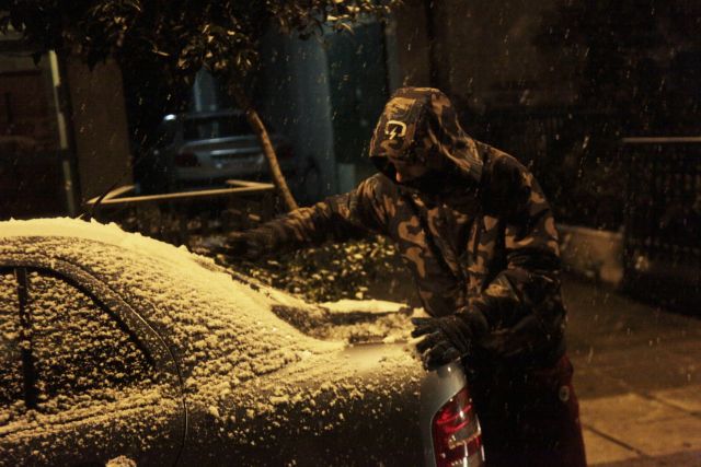 Χιονίζει στα βόρεια προάστια της Αθήνας – Επί ποδός η Τροχαία