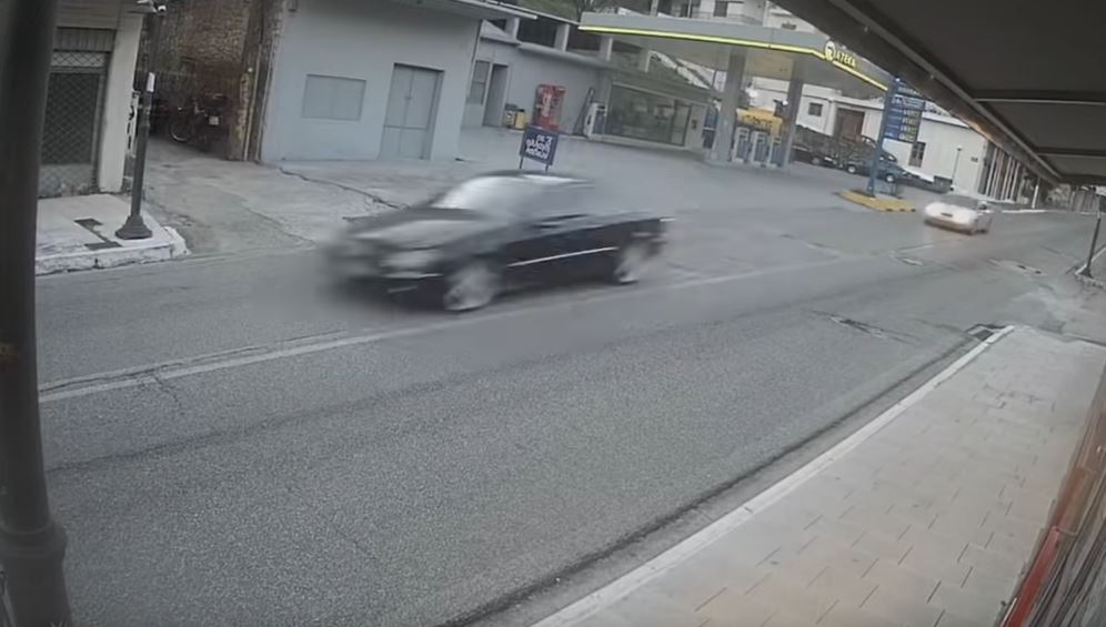 Αμφιλοχία: Τρελή καταδίωξη οχήματος με 33 κιλά ναρκωτικά