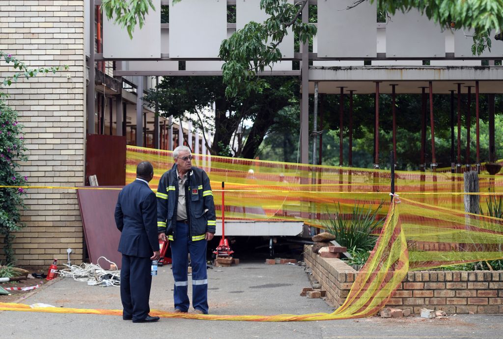 Τρεις μαθητές σκοτώθηκαν όταν κατέρρευσε πεζογέφυρα στο σχολείο τους